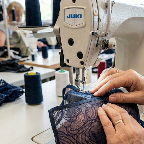 Szalnia Embrave, Pani Ania szyje model Navy Muse